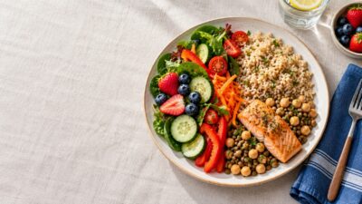 بشقابی متعادل شامل سبزیجات و میوه، غلات کامل و منابع پروتئینی