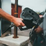 سوخت‌گیری خودرو در پمپ بنزین؛ تمدید تعلیق مالیات سوخت فدرال در کانادا